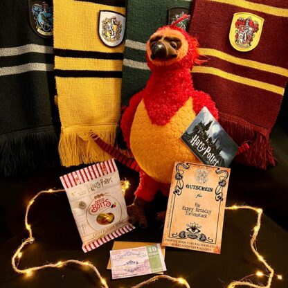 Phönix Geschenk Paket groß, bestehend aus Fawkes, Bertie Botts Bohnen, Happy Birthday Torte, Haus Schal, Gutschein