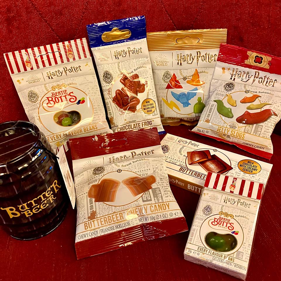 Magische Naschereien direkt aus der Welt von Harry Potter – jetzt im Phoenix Book Café entdecken! Harry Potter Süßigkeiten wie Bertie Botts Bohnen und Schokofrösche im Phoenix Book Café