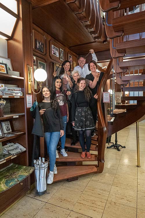 Gruppenfoto des PHOENIX-Teams im Café – das gesamte Team in freundlicher, entspannter Atmosphäre.